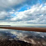 Blue Anchor House - Part Of The The Bay Filey Village With Pool, Gym And Direct Access, Pub, Restaurant, Tennis And Meadows Walks Reighton