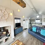 Blue Anchor House - Part Of The The Bay Filey Village With Pool, Gym And Direct Access, Pub, Restaurant, Tennis And Meadows Walks Holiday home Reighton