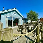 Blue Anchor House - Part Of The The Bay Filey Village With Pool, Gym And Direct Access, Pub, Restaurant, Tennis And Meadows Walks Holiday home Reighton