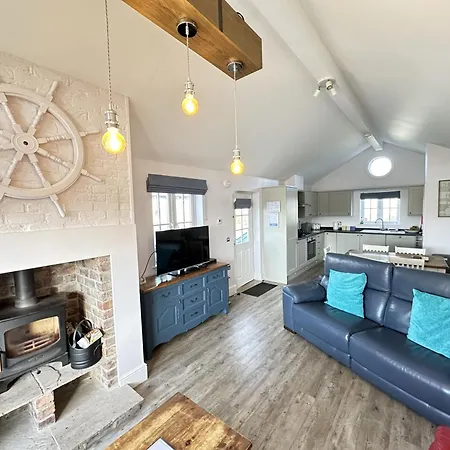 Blue Anchor House - Part Of The The Bay Filey Village With Pool, Gym And Direct Access, Pub, Restaurant, Tennis And Meadows Walks 펜션 Reighton