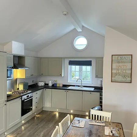Blue Anchor House - Part Of The The Bay Filey Village With Pool, Gym And Direct Access, Pub, Restaurant, Tennis And Meadows Walks 펜션 Reighton