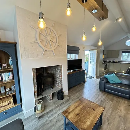 Blue Anchor House - Part Of The The Bay Filey Village With Pool, Gym And Direct Access, Pub, Restaurant, Tennis And Meadows Walks * Reighton